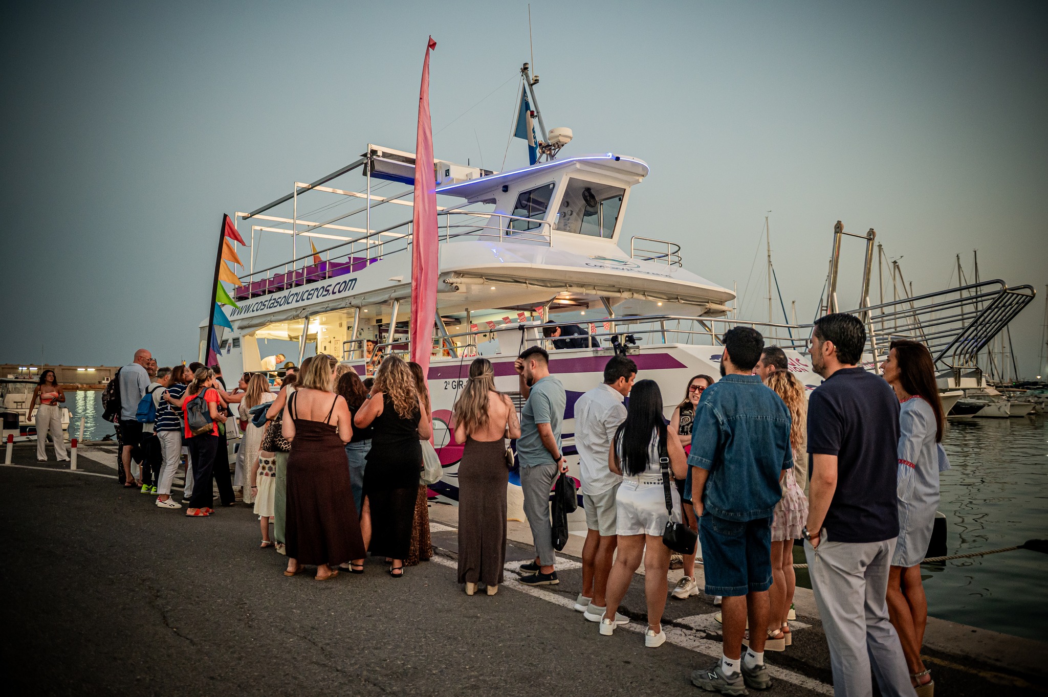 Catamarán en el puerto